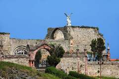 CEMENTERIO DE COMILLAS CON LA ESTATUA DEL ANGEL EXTERMINADOR DE JOSEP LLIMONA EN SU PARTE MAS ALTA